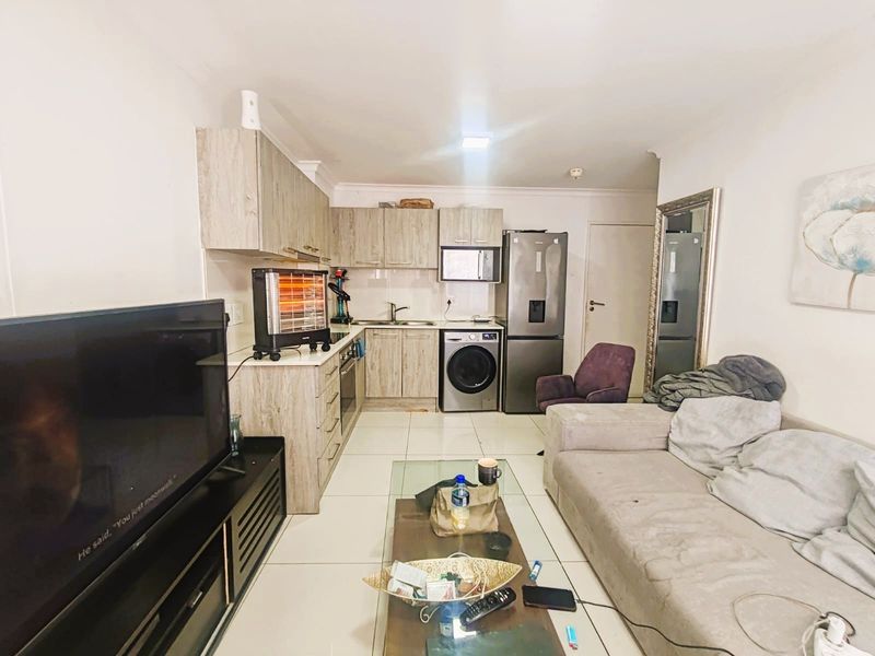Mountain View Apartment For Sale in Zonnebloem, Cape Town - Photo 3