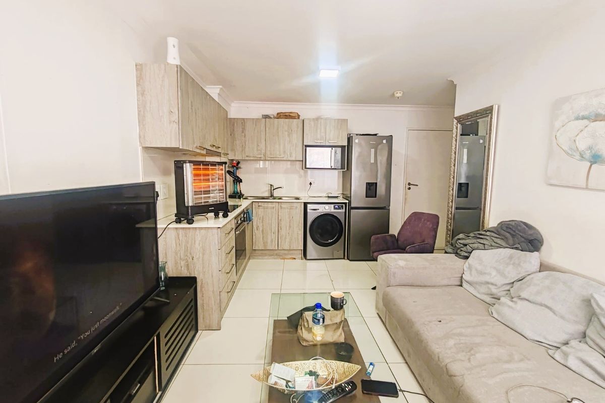 Mountain View Apartment For Sale in Zonnebloem, Cape Town - Photo 3