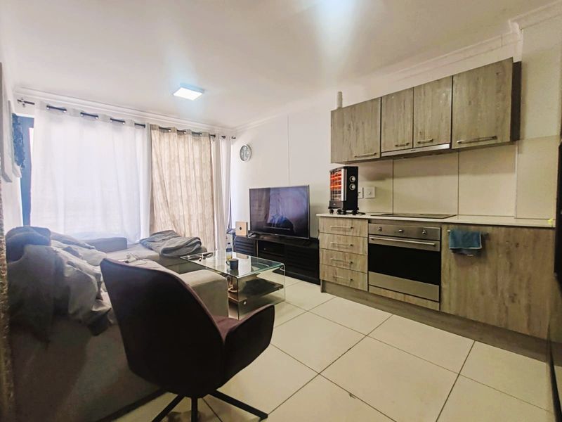 Mountain View Apartment For Sale in Zonnebloem, Cape Town - Photo 2