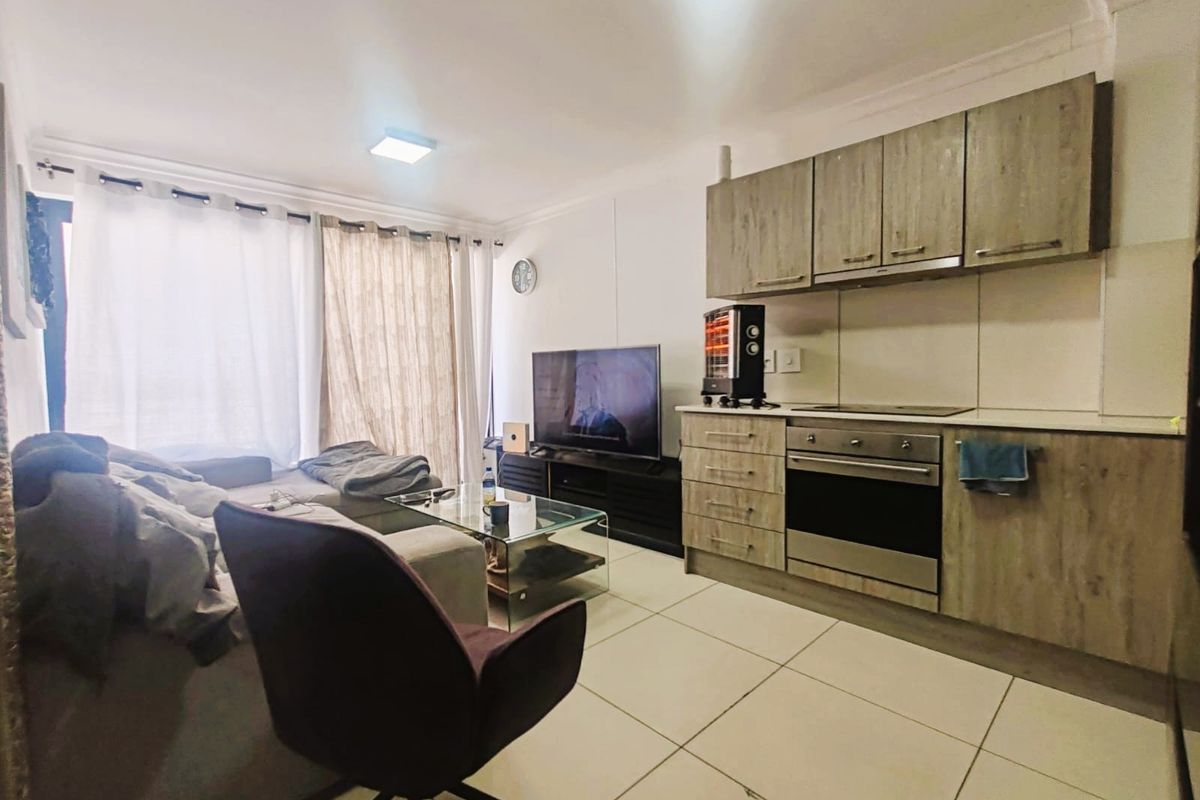 Mountain View Apartment For Sale in Zonnebloem, Cape Town - Photo 2