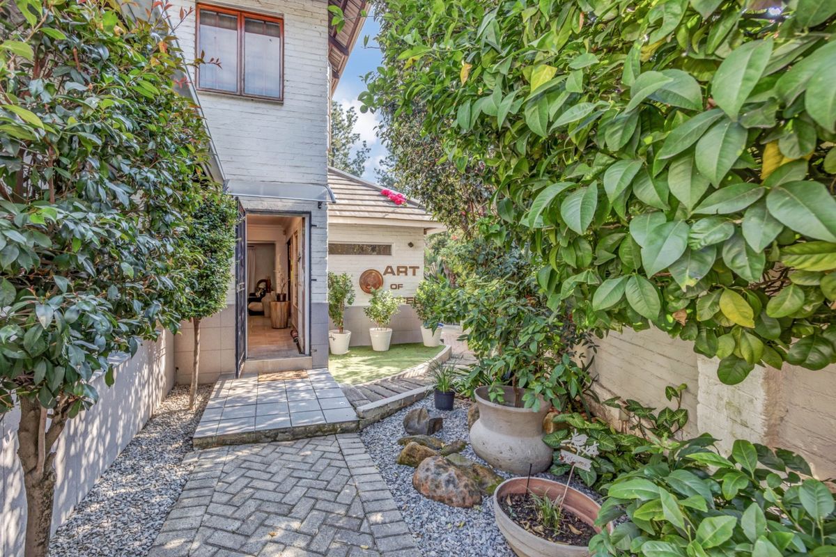 STUNNING FAMILY HOME IN BRYANSTON - Photo 3