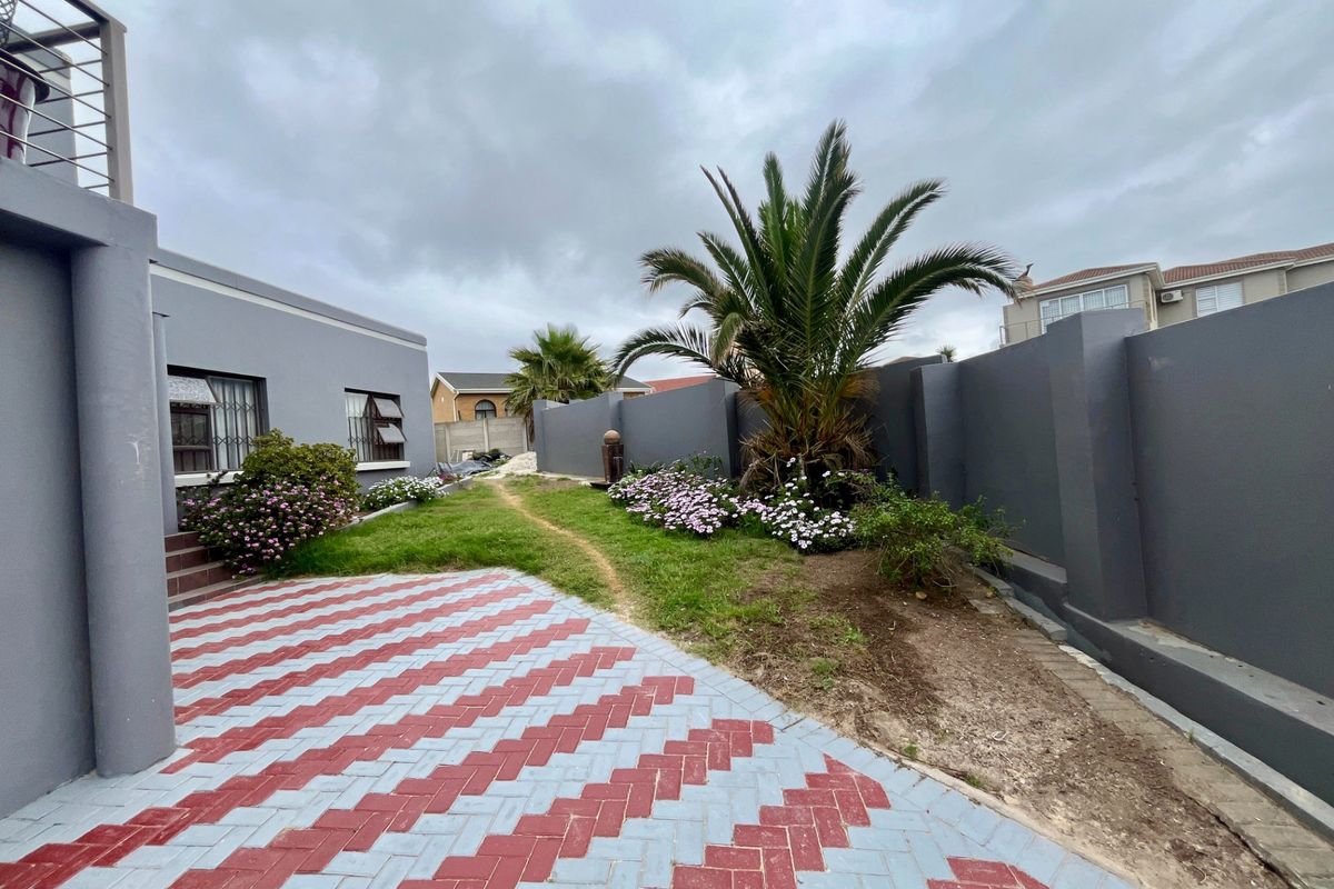 House To Rent in Bluewater Bay, Port Elizabeth - Photo 2
