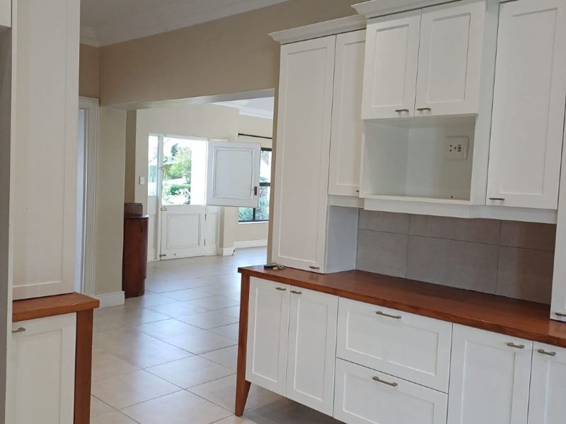 ELEGANT AND SPACIOUS 3 BEDROOMED HOME IN A PRESTIGIOUS RETIREMENT ESTATE - Photo 10