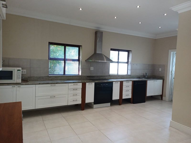 ELEGANT AND SPACIOUS 3 BEDROOMED HOME IN A PRESTIGIOUS RETIREMENT ESTATE - Photo 9