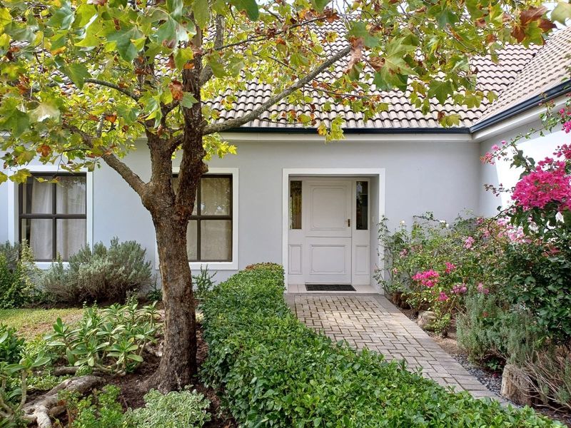 ELEGANT AND SPACIOUS 3 BEDROOMED HOME IN A PRESTIGIOUS RETIREMENT ESTATE - Photo 2