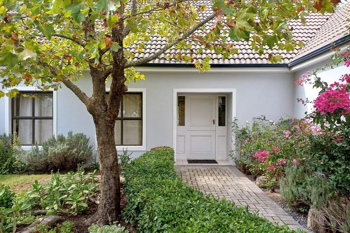 ELEGANT AND SPACIOUS 3 BEDROOMED HOME IN A PRESTIGIOUS RETIREMENT ESTATE - Photo 2