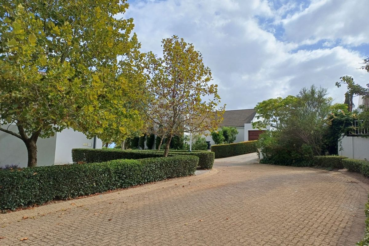 ELEGANT AND SPACIOUS 3 BEDROOMED HOME IN A PRESTIGIOUS RETIREMENT ESTATE - Photo 3