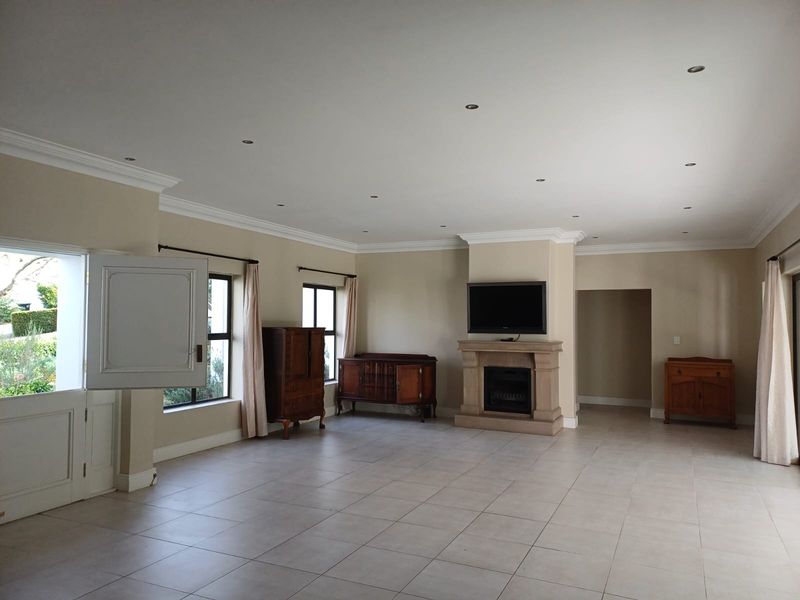 ELEGANT AND SPACIOUS 3 BEDROOMED HOME IN A PRESTIGIOUS RETIREMENT ESTATE - Photo 4