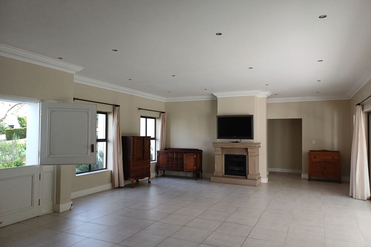 ELEGANT AND SPACIOUS 3 BEDROOMED HOME IN A PRESTIGIOUS RETIREMENT ESTATE - Photo 4