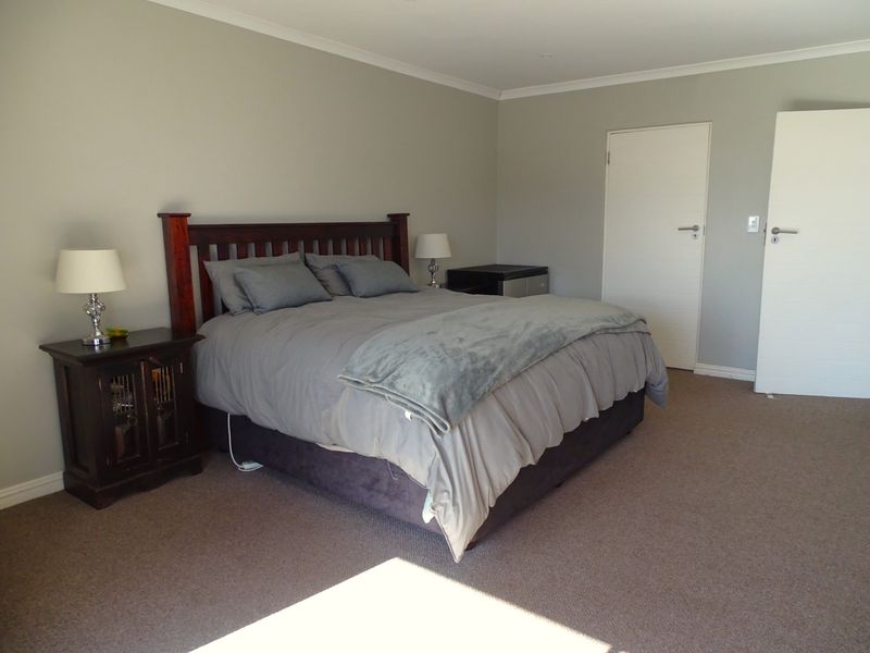 Spacious Family Living with Pool and partial Sea Views - Photo 10
