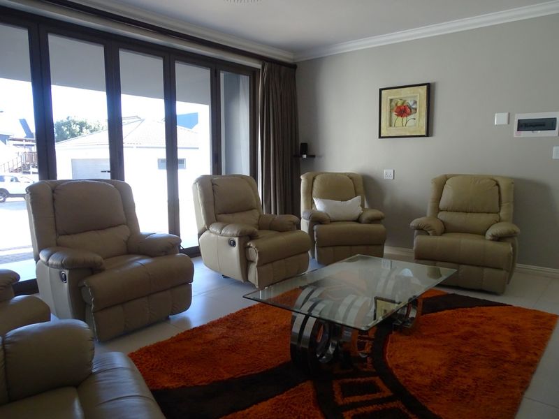 Spacious Family Living with Pool and partial Sea Views - Photo 3