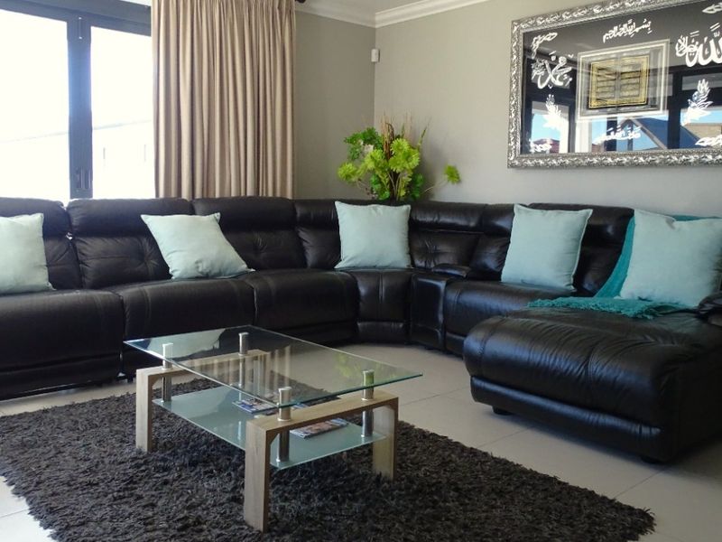 Spacious Family Living with Pool and partial Sea Views - Photo 4