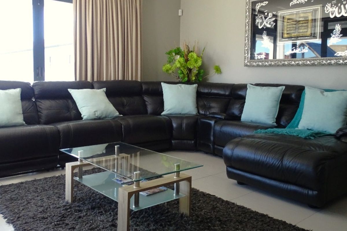 Spacious Family Living with Pool and partial Sea Views - Photo 4