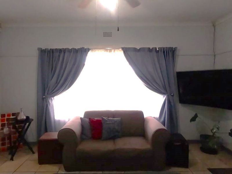A Place to Hang Your Heart: Impeccable Family Living with Premium Flatlet in Cassandra, Kimberley - Photo 1