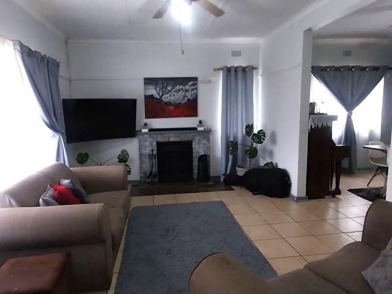 A Place to Hang Your Heart: Impeccable Family Living with Premium Flatlet in Cassandra, Kimberley - Photo 2