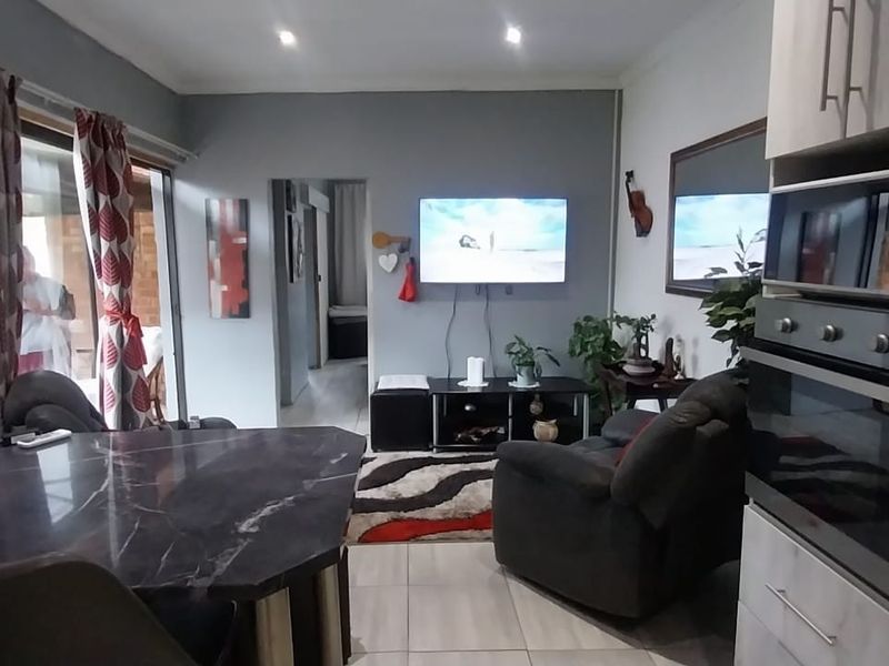 A Place to Hang Your Heart: Impeccable Family Living with Premium Flatlet in Cassandra, Kimberley - Photo 6