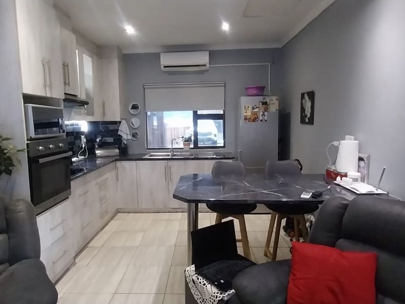 A Place to Hang Your Heart: Impeccable Family Living with Premium Flatlet in Cassandra, Kimberley - Photo 4