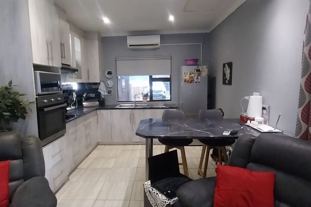 A Place to Hang Your Heart: Impeccable Family Living with Premium Flatlet in Cassandra, Kimberley - Photo 4