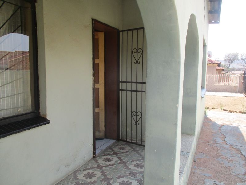 House For Sale in Mamelodi, Pretoria - Photo 2