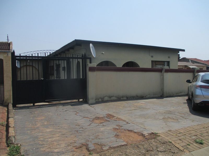 House For Sale in Mamelodi, Pretoria - Photo 3