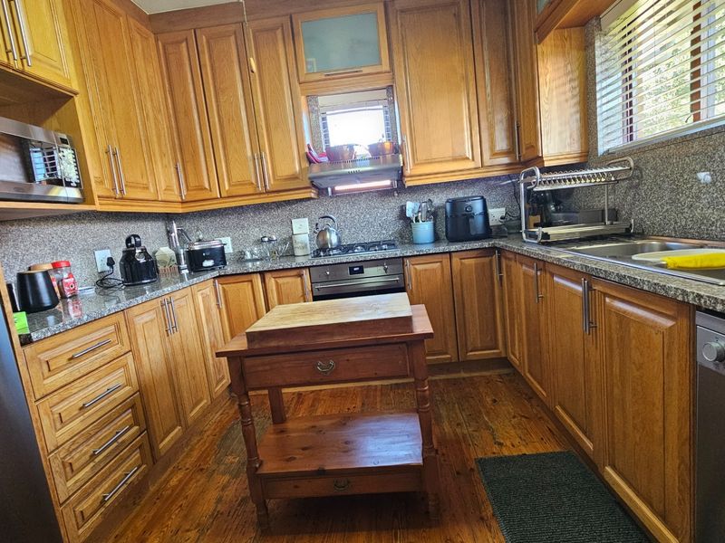 Spacious Family Home with Sea Views and Separate Flatlet - Photo 4