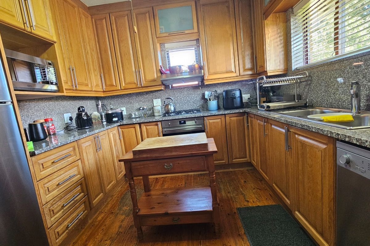 Spacious Family Home with Sea Views and Separate Flatlet - Photo 4