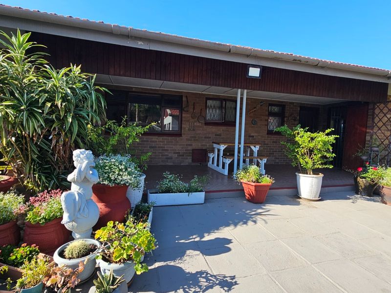 Spacious Family Home with Sea Views and Separate Flatlet - Photo 3