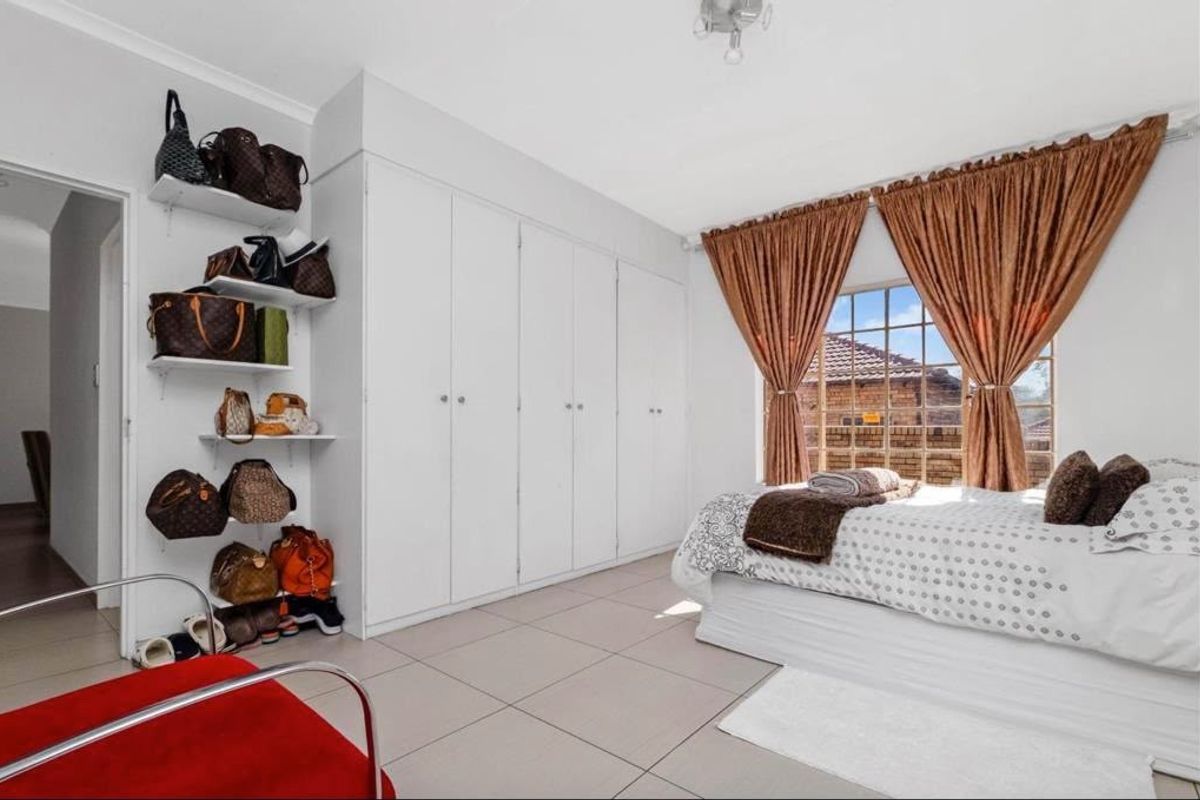 TOWNHOUSE FOR SALE IN BELLAIRSPARK-NORTHRIDING - Photo 2