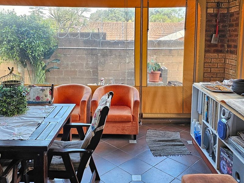 Townhouse For Sale in Margate, KwaZulu Natal - Photo 2