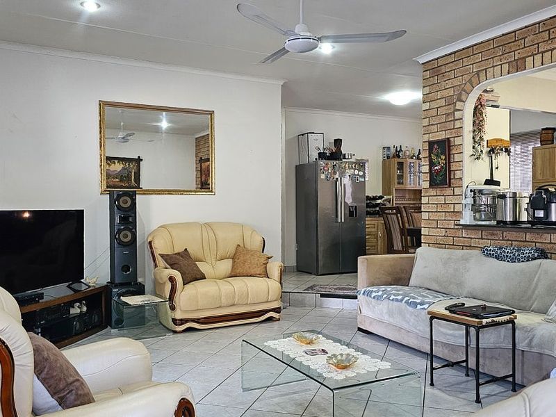 Townhouse For Sale in Margate, KwaZulu Natal - Photo 3