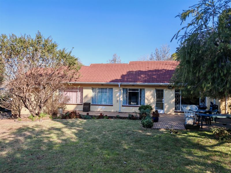 Rare Schachat Cullum Gem on a Massive Stand - Endless Potential in Prime Olivedale - Photo 2