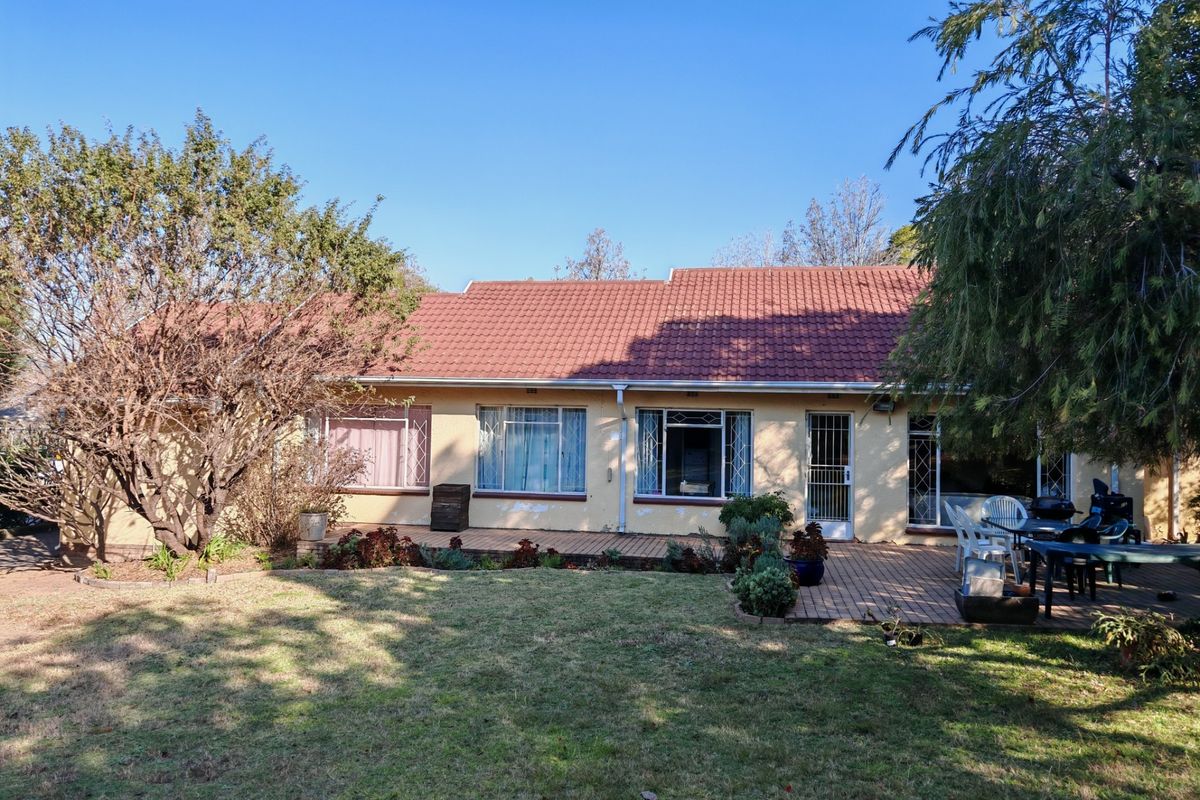 Rare Schachat Cullum Gem on a Massive Stand - Endless Potential in Prime Olivedale - Photo 2