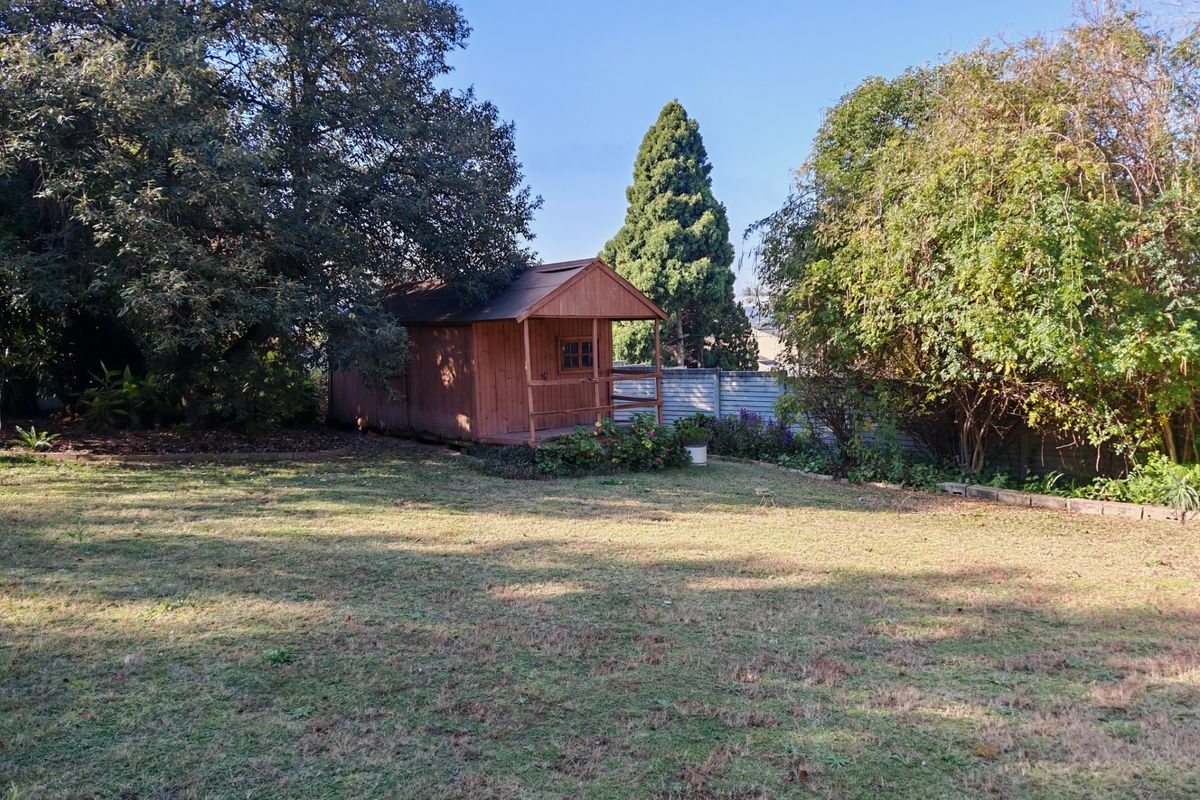 Rare Schachat Cullum Gem on a Massive Stand - Endless Potential in Prime Olivedale - Photo 3