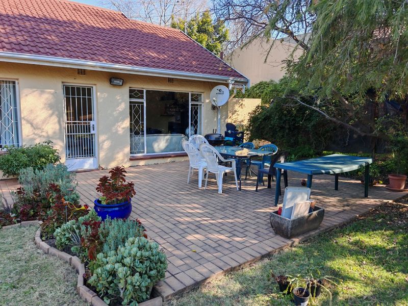 Rare Schachat Cullum Gem on a Massive Stand - Endless Potential in Prime Olivedale - Photo 5