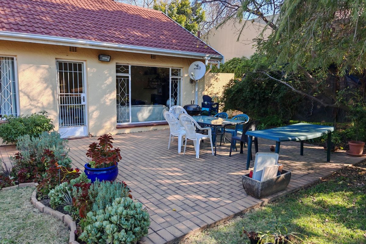 Rare Schachat Cullum Gem on a Massive Stand - Endless Potential in Prime Olivedale - Photo 5