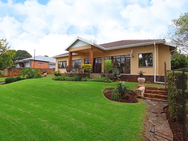 House For Sale in Observatory, Johannesburg - Photo 2
