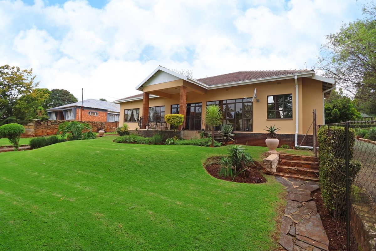 House For Sale in Observatory, Johannesburg - Photo 2