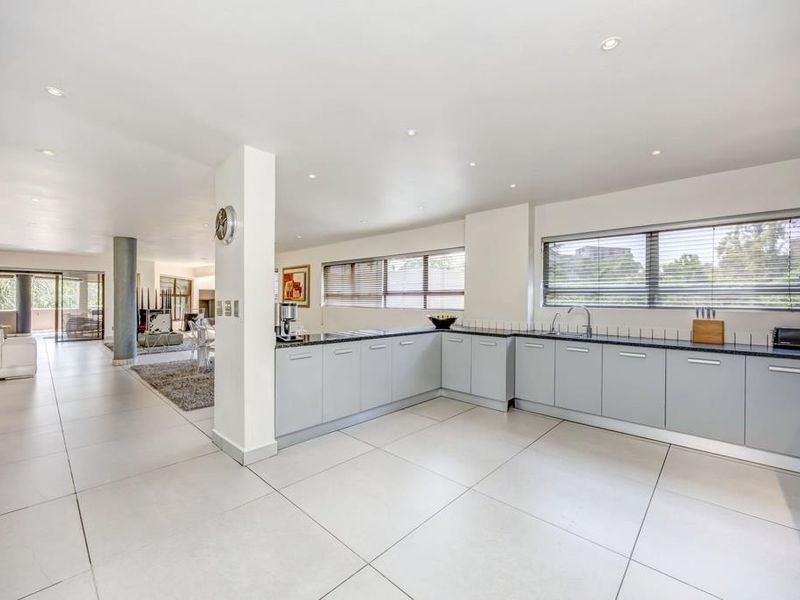 4 Bedroom Penthouse With Helpers Room Available. - Photo 1