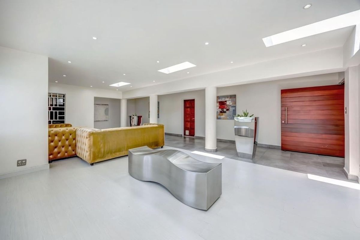 4 Bedroom Penthouse With Helpers Room Available. - Photo 4