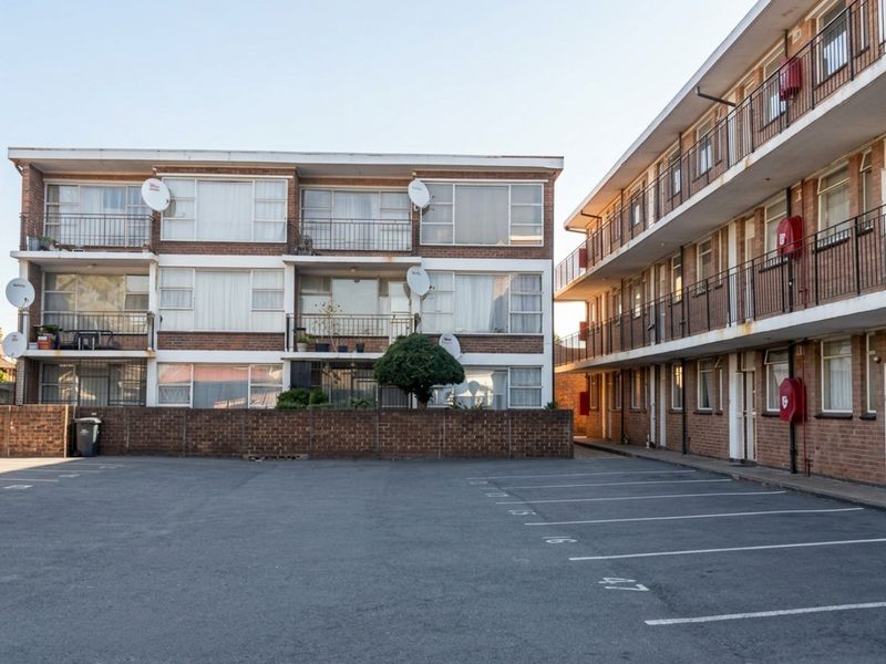 2 Bedroom Apartment for sale in Rosettenville - Photo 1