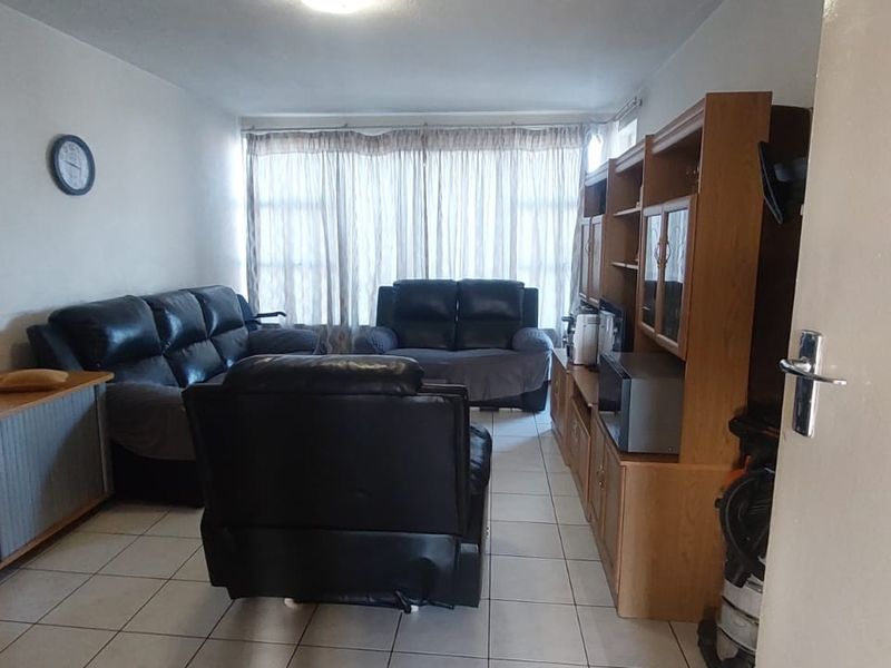 2 Bedroom Apartment for sale in Rosettenville - Photo 3