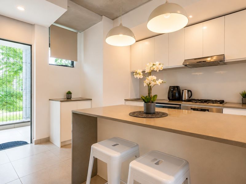 Available Immediately!!! Semi-furnished 2 Beds, 2Baths Ground-Floor Apartment - Photo 4
