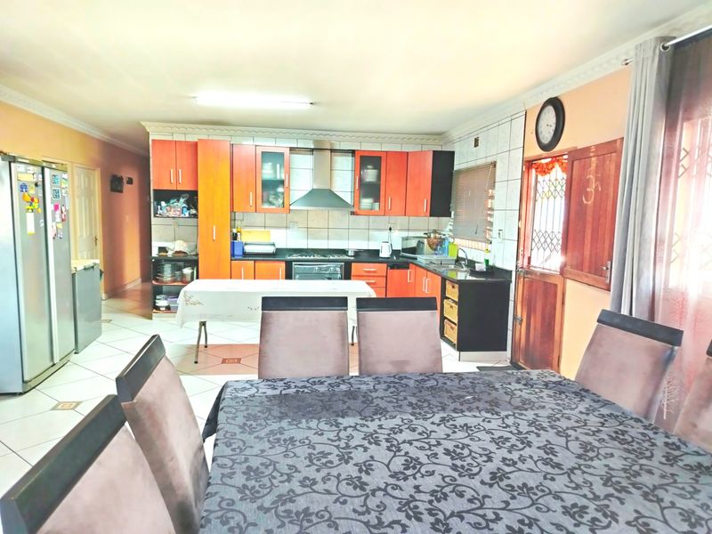 4 Bedroom Freestanding Corner Stand with a Granny Flat for Sale in Lenham Phoenix - Photo 6