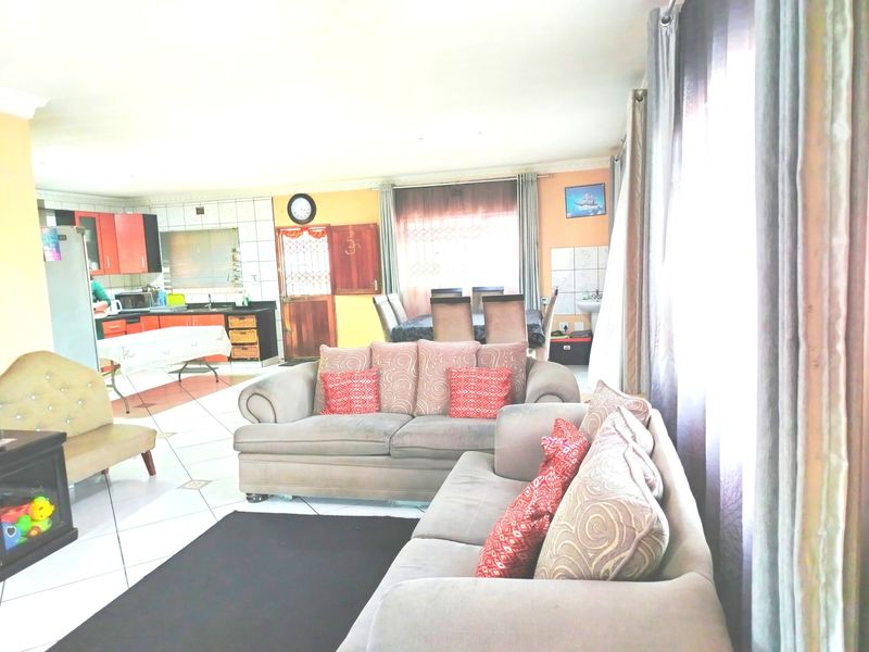 4 Bedroom Freestanding Corner Stand with a Granny Flat for Sale in Lenham Phoenix - Photo 9