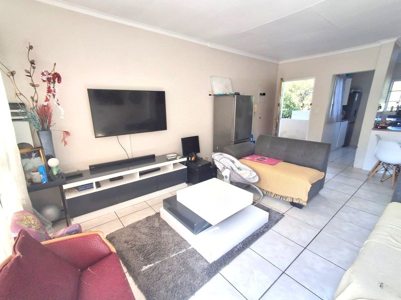 2 Bedroom apartment in Edenglen Complex - Photo 9