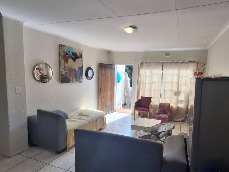 2 Bedroom apartment in Edenglen Complex - Photo 8