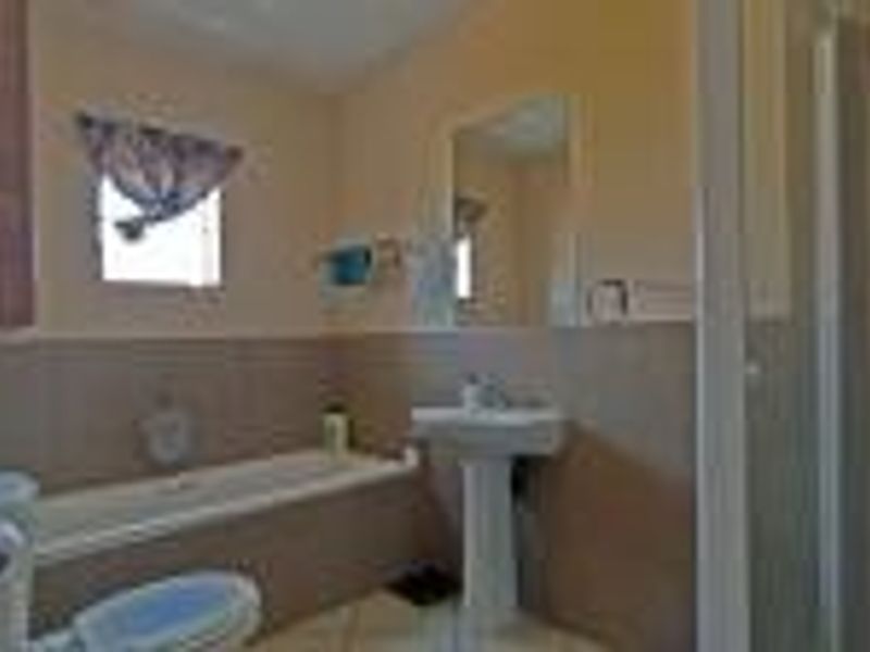 2 Bed 1 Bath Apartment For Sale in Sagewood, Midrand - Photo 8