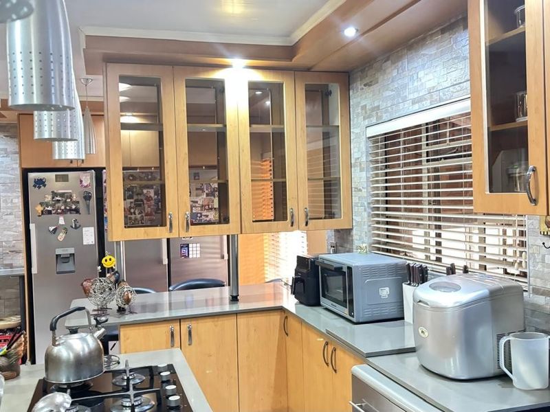 6 Bedroom House for Sale, Vaalpark - Photo 10