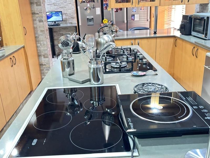 6 Bedroom House for Sale, Vaalpark - Photo 8