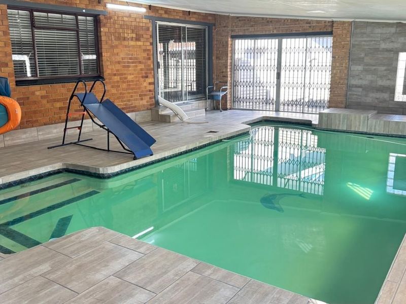 6 Bedroom House for Sale, Vaalpark - Photo 2